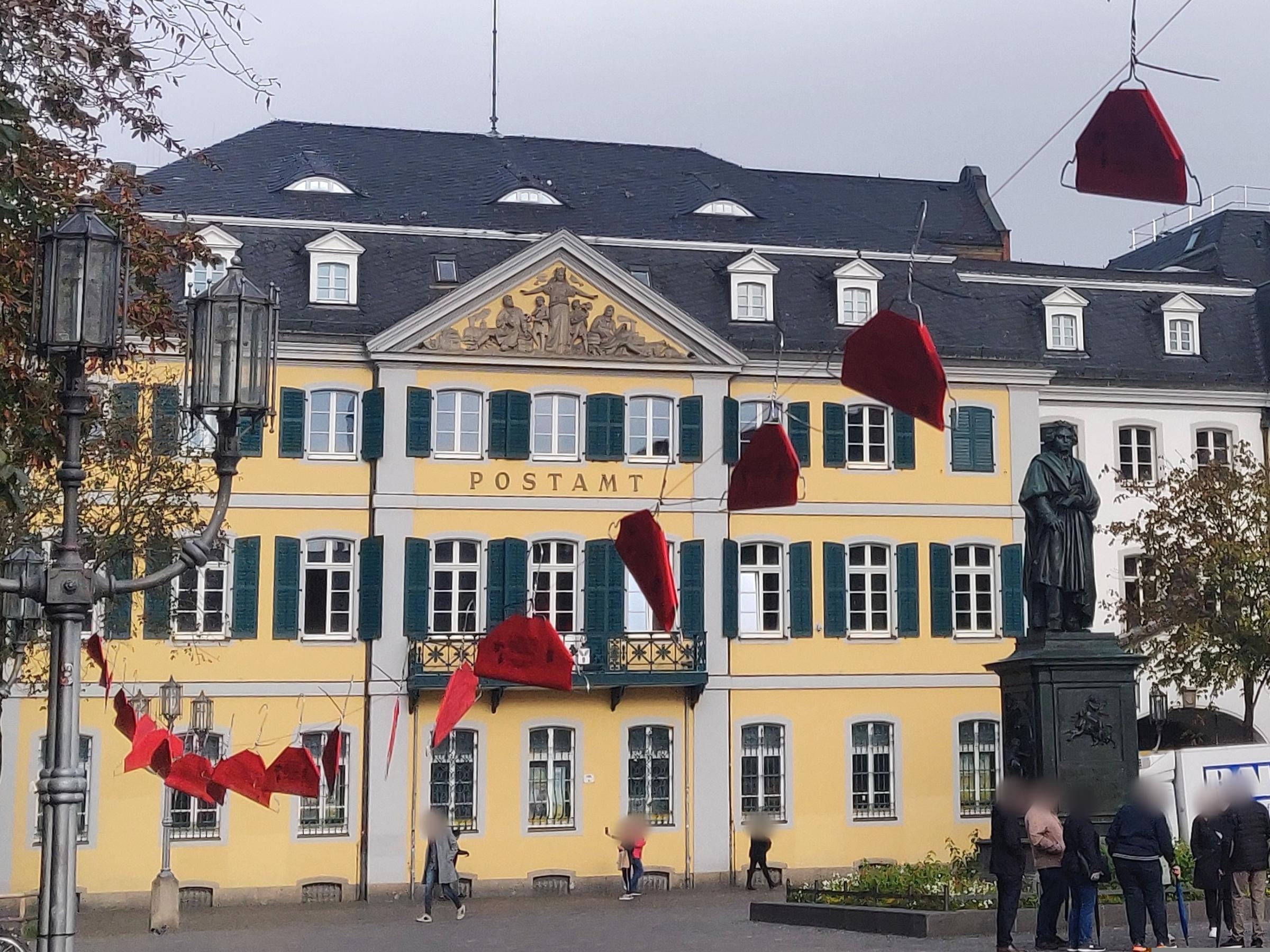 [15.09.2024] Kunstinstallation in Bonn: Kleiderbügel erinnern an die Gefahr unsicherer Schwangerschaftsabbrüche